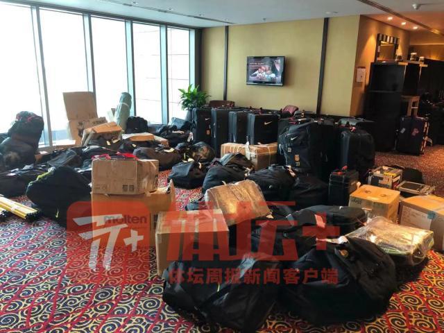 1629982245127006361.jpg 国足一行抵达多哈酒店之后,行李暂时存放.jpg